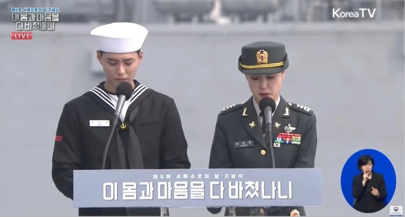 朴寶劍再次以主持人身份亮相!白帽海軍裝&渾厚嗓音一開口立馬逼哭粉
