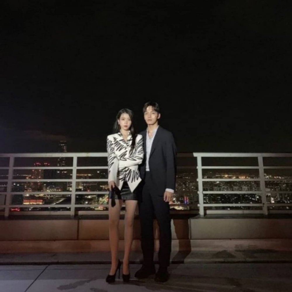 IU《德魯納酒店》花絮傳授「180公分既視感」拍照技巧