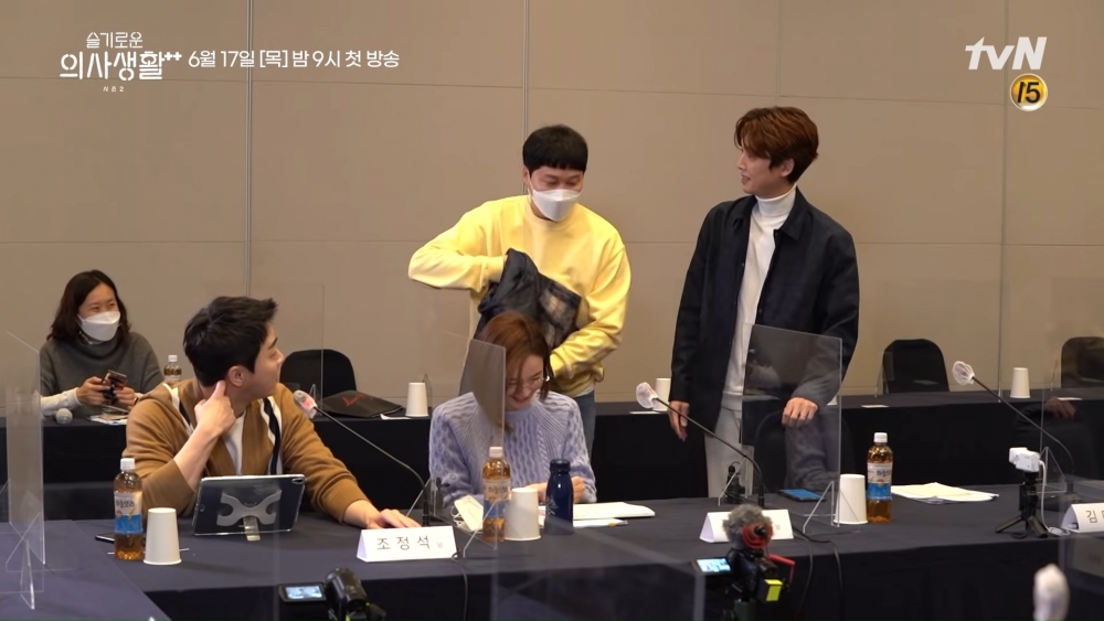 《機智醫生生活2》首播定檔！「5人幫」劇本試讀會，狂虧金大明神複製金俊惹眾笑