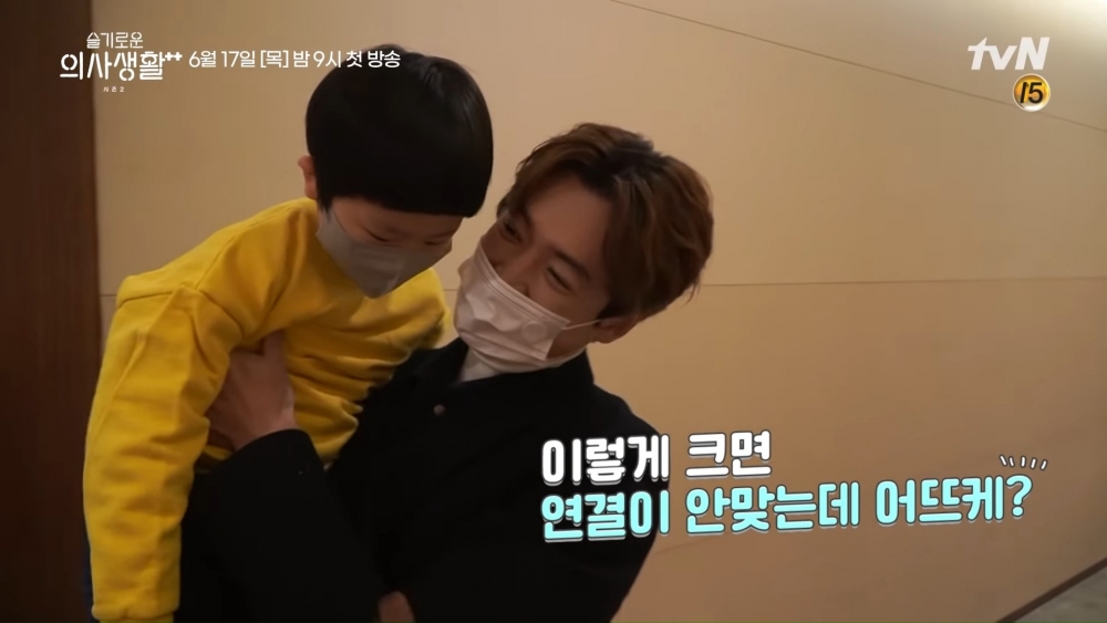 《機智醫生生活2》首播定檔！「5人幫」劇本試讀會，狂虧金大明神複製金俊惹眾笑