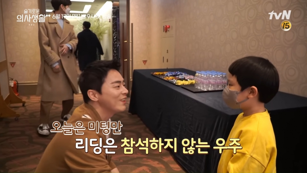 《機智醫生生活2》首播定檔！「5人幫」劇本試讀會，狂虧金大明神複製金俊惹眾笑