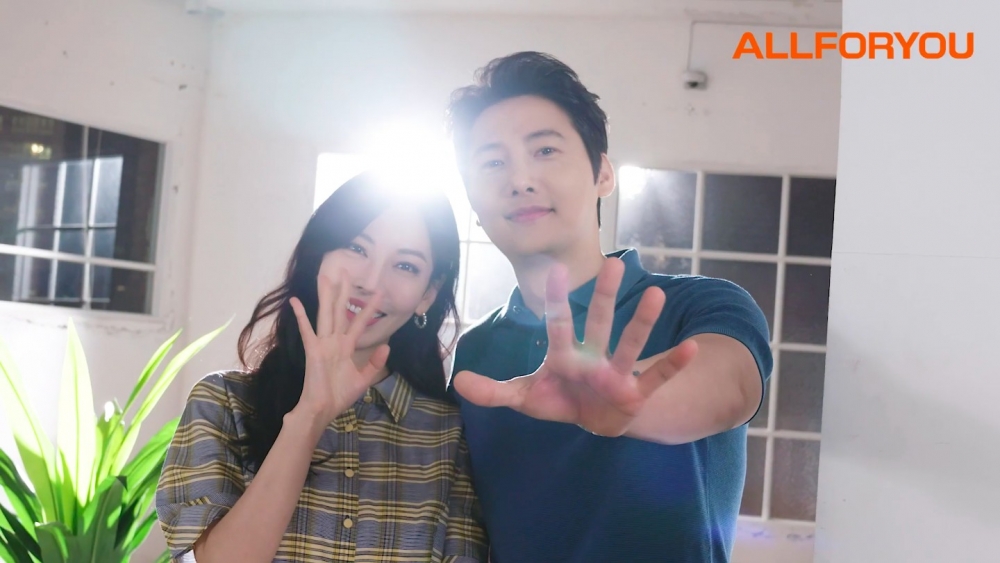 金素妍與李尚禹合體為服飾品牌代言