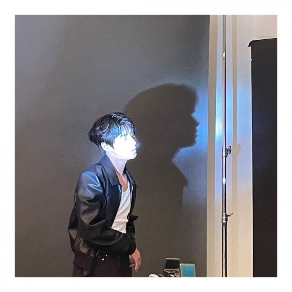 黃寅燁帥氣暗黑系畫報！因膽小延後演藝生涯、超愛料理最想「我獨自生活」