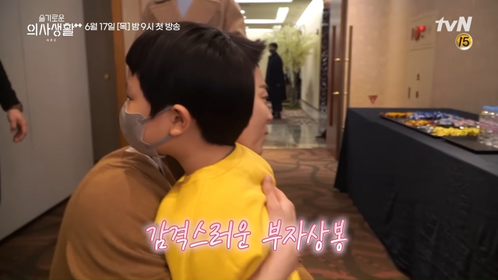 《機智醫生生活2》首播定檔！「5人幫」劇本試讀會，狂虧金大明神複製金俊惹眾笑