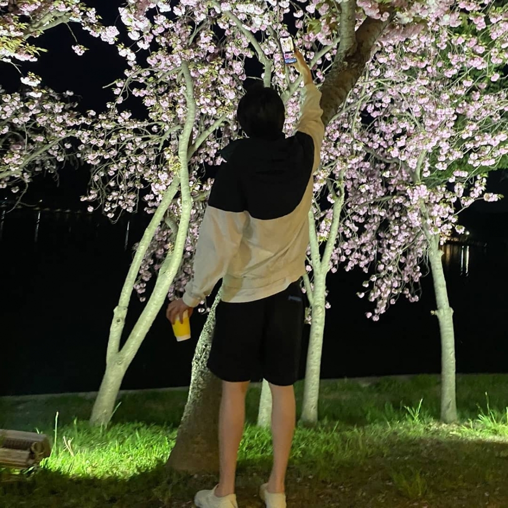 李棟旭近況照露「白玉長腿」