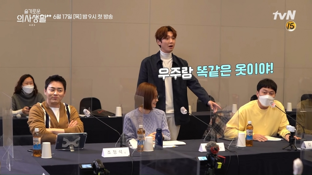 《機智醫生生活2》首播定檔！「5人幫」劇本試讀會，狂虧金大明神複製金俊惹眾笑