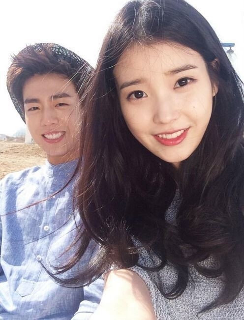 回顧IU&李玹雨「至親」畫報!從尷尬到被懷疑交往、近20年緣分靠女團成員牽線