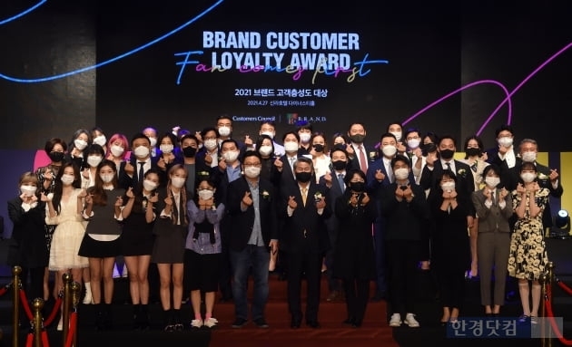 「雙校霸」黃寅燁、韓智賢狂掃「2021品牌顧客忠誠度大賞」新人獎！車銀優獲殊榮成演技豆