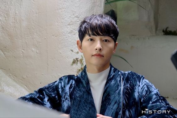 《黑道律師文森佐》宋仲基打曲棍球英姿帥翻眾人!練習滑冰長達11年、更目標前進奧運