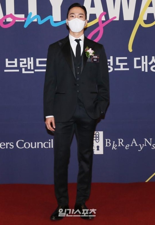 「雙校霸」黃寅燁、韓智賢狂掃「2021品牌顧客忠誠度大賞」新人獎！車銀優獲殊榮成演技豆