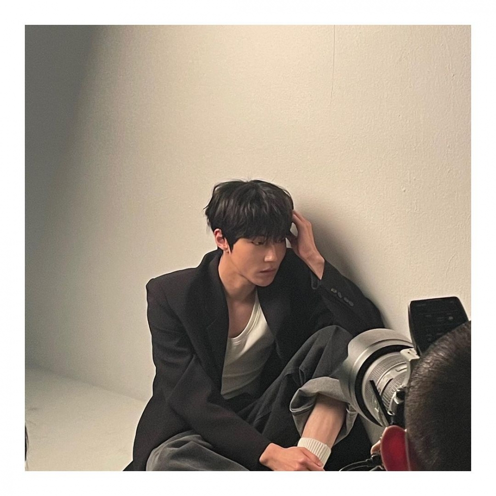 黃寅燁帥氣暗黑系畫報！因膽小延後演藝生涯、超愛料理最想「我獨自生活」