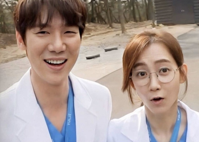 《機智醫生生活2》首播定檔！「5人幫」劇本試讀會，狂虧金大明神複製金俊惹眾笑