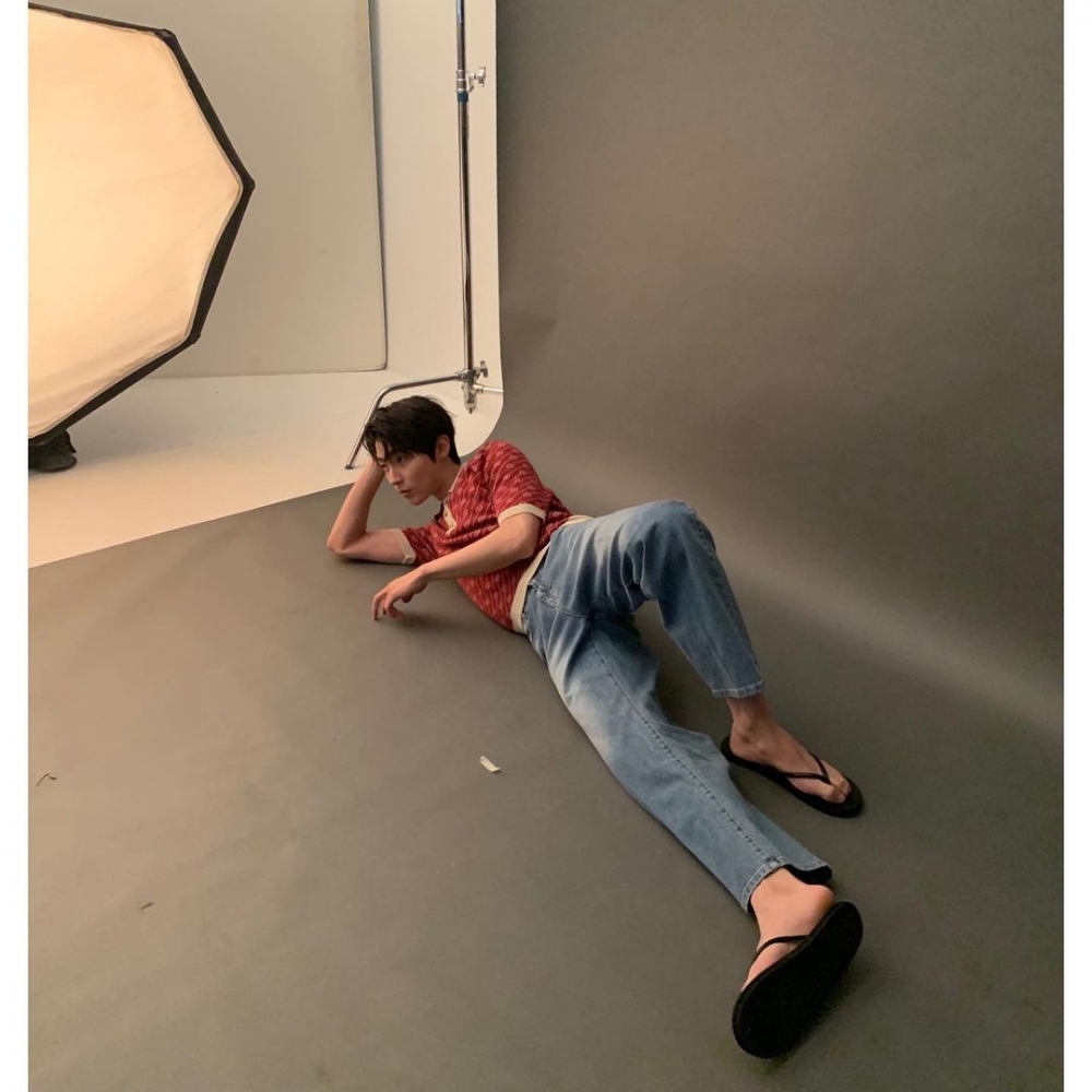 黃寅燁帥氣暗黑系畫報！因膽小延後演藝生涯、超愛料理最想「我獨自生活」