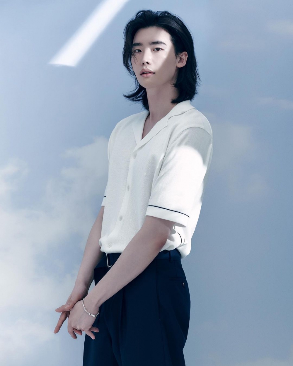 李鍾碩拍攝冷氣品牌「清涼美」畫報！閃亮小鹿眼+唯美長髮帥到粉絲難以冷靜❤