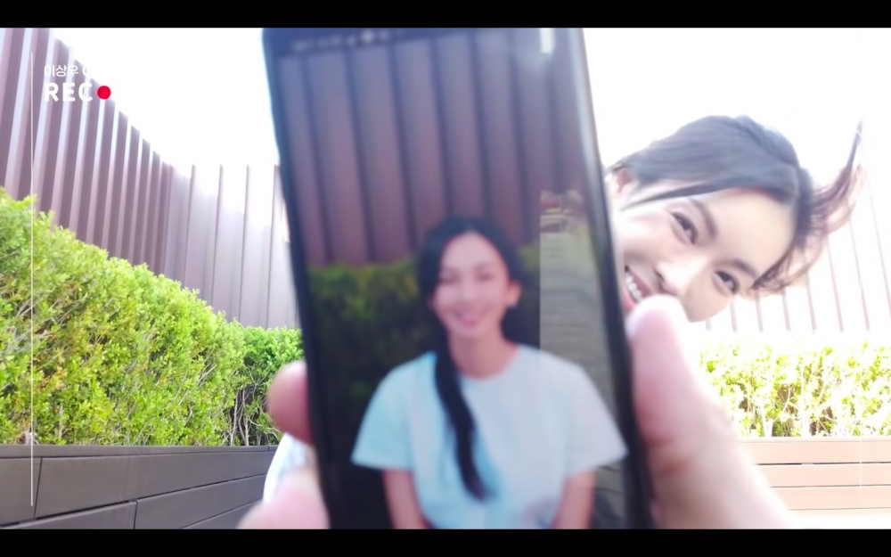 李尚禹幫金素妍拍照