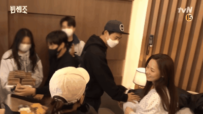 《黑道律師文森佐》結局花絮！宋仲基「兔子跳」撲向全汝彬接吻、還淚灑現場哭不停？！