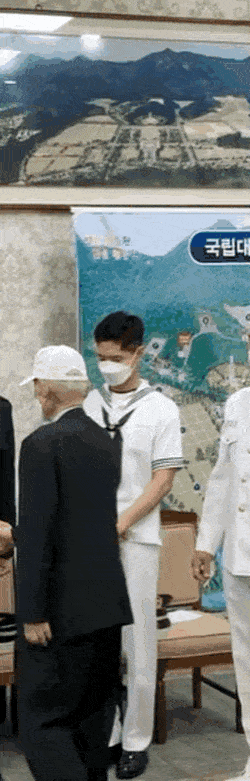 朴寶劍執勤近況曝光！海軍裝「帥到像拍戲」惹粉絲腦補外加感嘆：我男友穿都沒這感覺