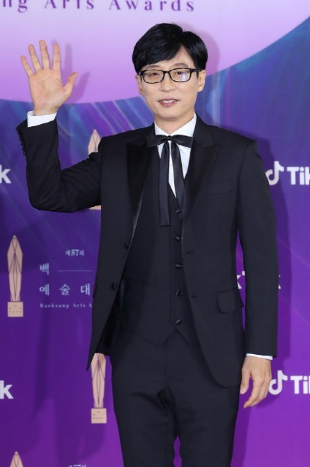 劉在錫出席57百想奪大賞!宋仲基、李昇基獻祝福卻有人「沒起身、鼓掌」引眾怒:別擺臭架子