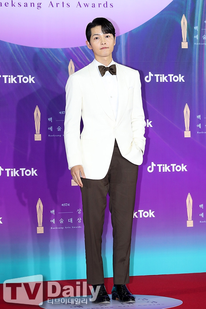 劉在錫出席57百想奪大賞！宋仲基、李昇基獻祝福卻有人「沒起身、鼓掌」引眾怒：別擺臭架子