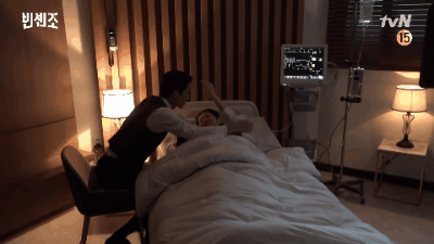 《黑道律師文森佐》結局花絮！宋仲基「兔子跳」撲向全汝彬接吻、還淚灑現場哭不停？！