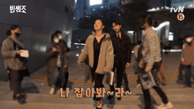 《黑道律師文森佐》結局花絮！宋仲基「兔子跳」撲向全汝彬接吻、還淚灑現場哭不停？！