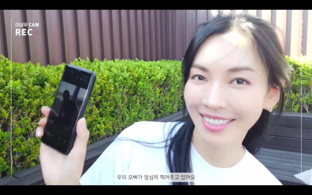 李尚禹幫金素妍拍照