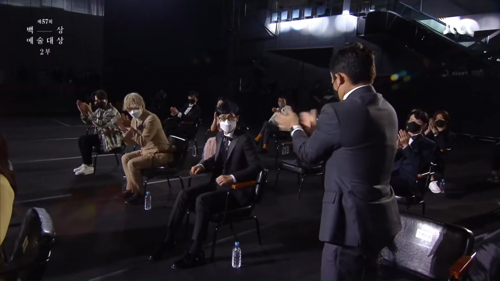 劉在錫出席57百想奪大賞！宋仲基、李昇基獻祝福卻有人「沒起身、鼓掌」引眾怒：別擺臭架子