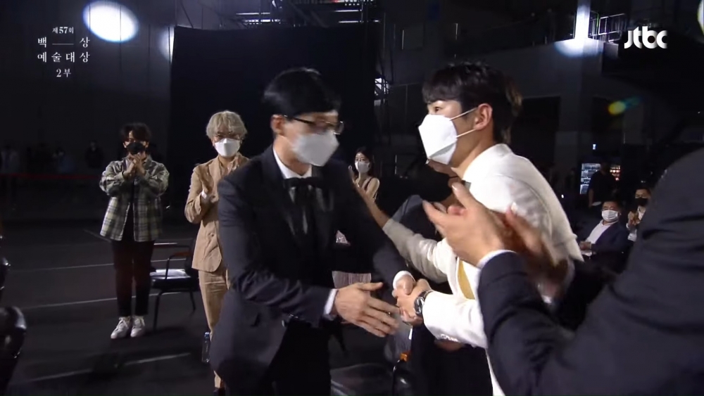 劉在錫出席57百想奪大賞！宋仲基、李昇基獻祝福卻有人「沒起身、鼓掌」引眾怒：別擺臭架子