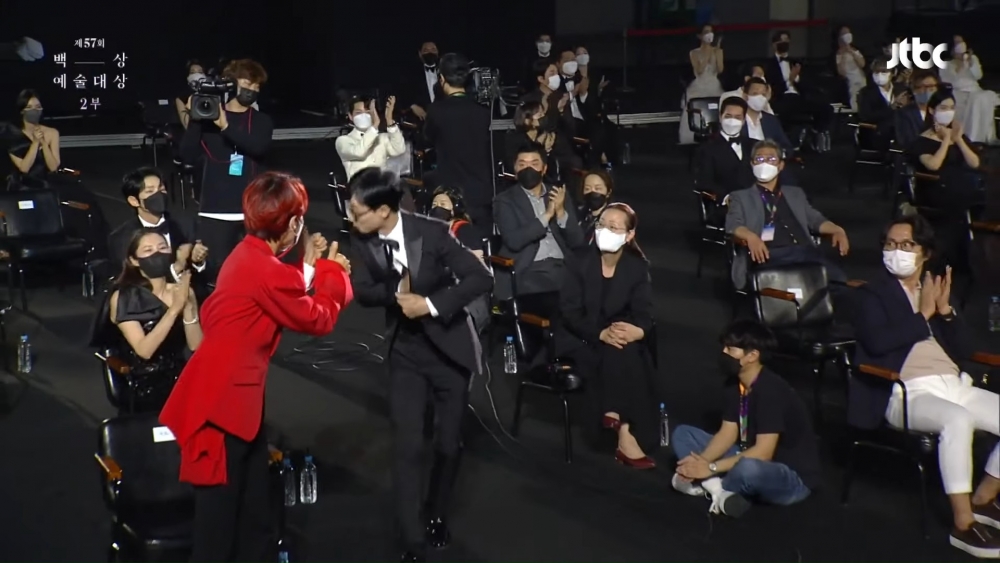 劉在錫出席57百想奪大賞！宋仲基、李昇基獻祝福卻有人「沒起身、鼓掌」引眾怒：別擺臭架子