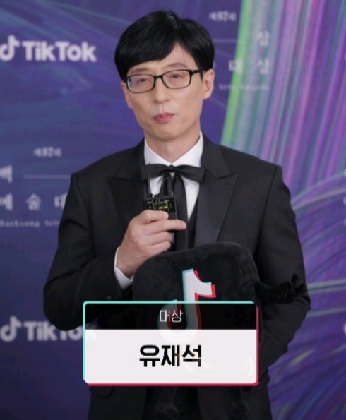 劉在錫出席57百想奪大賞！宋仲基、李昇基獻祝福卻有人「沒起身、鼓掌」引眾怒：別擺臭架子