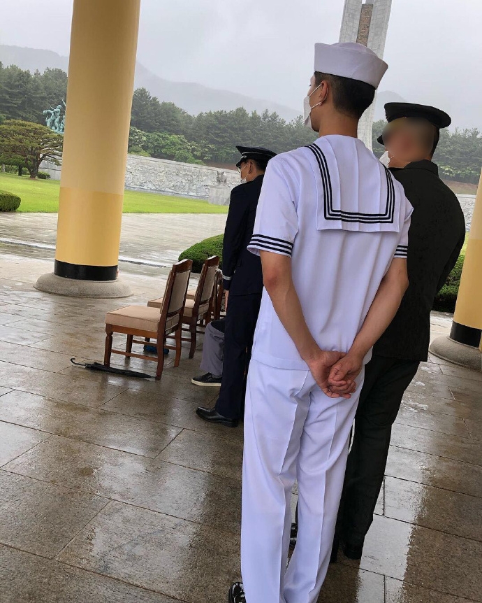 朴寶劍執勤近況曝光!海軍裝「帥到像拍戲」惹粉絲腦補外加感嘆:我男友穿都沒這感覺