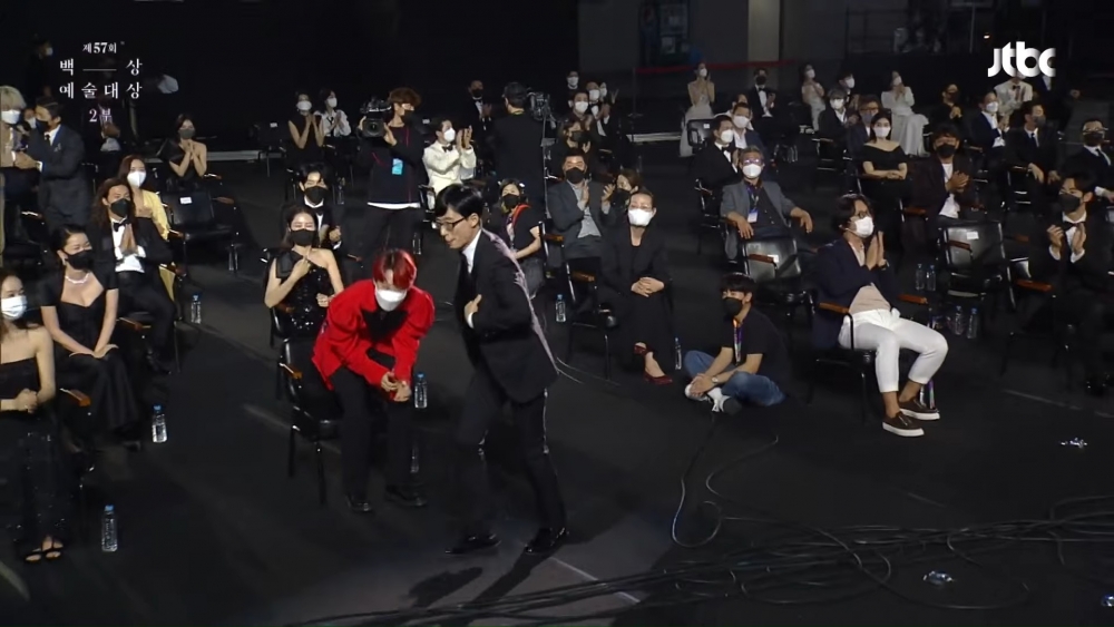 劉在錫出席57百想奪大賞！宋仲基、李昇基獻祝福卻有人「沒起身、鼓掌」引眾怒：別擺臭架子