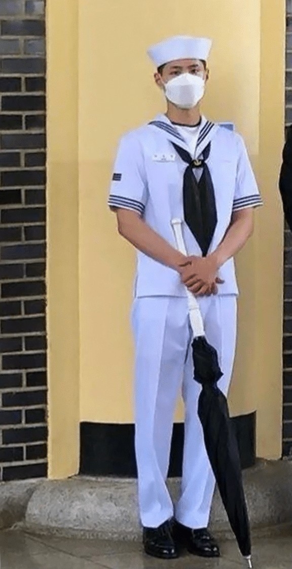 朴寶劍執勤近況曝光!海軍裝「帥到像拍戲」惹粉絲腦補外加感嘆:我男友穿都沒這感覺
