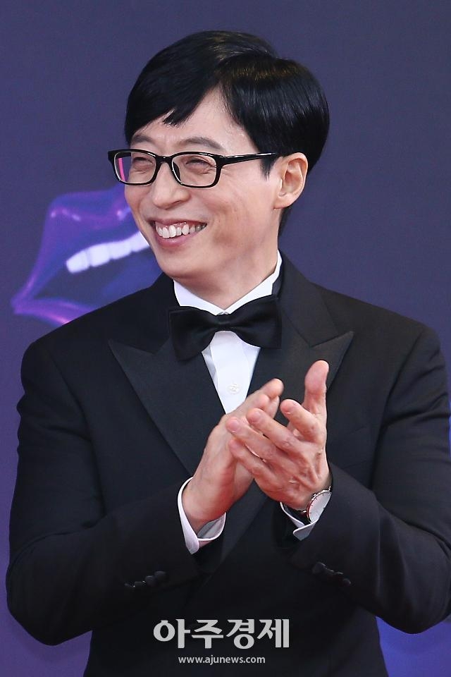 劉在錫出席57百想奪大賞！宋仲基、李昇基獻祝福卻有人「沒起身、鼓掌」引眾怒：別擺臭架子