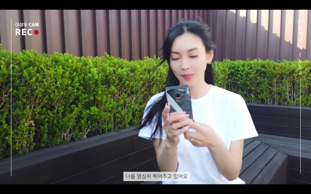 李尚禹幫金素妍拍照