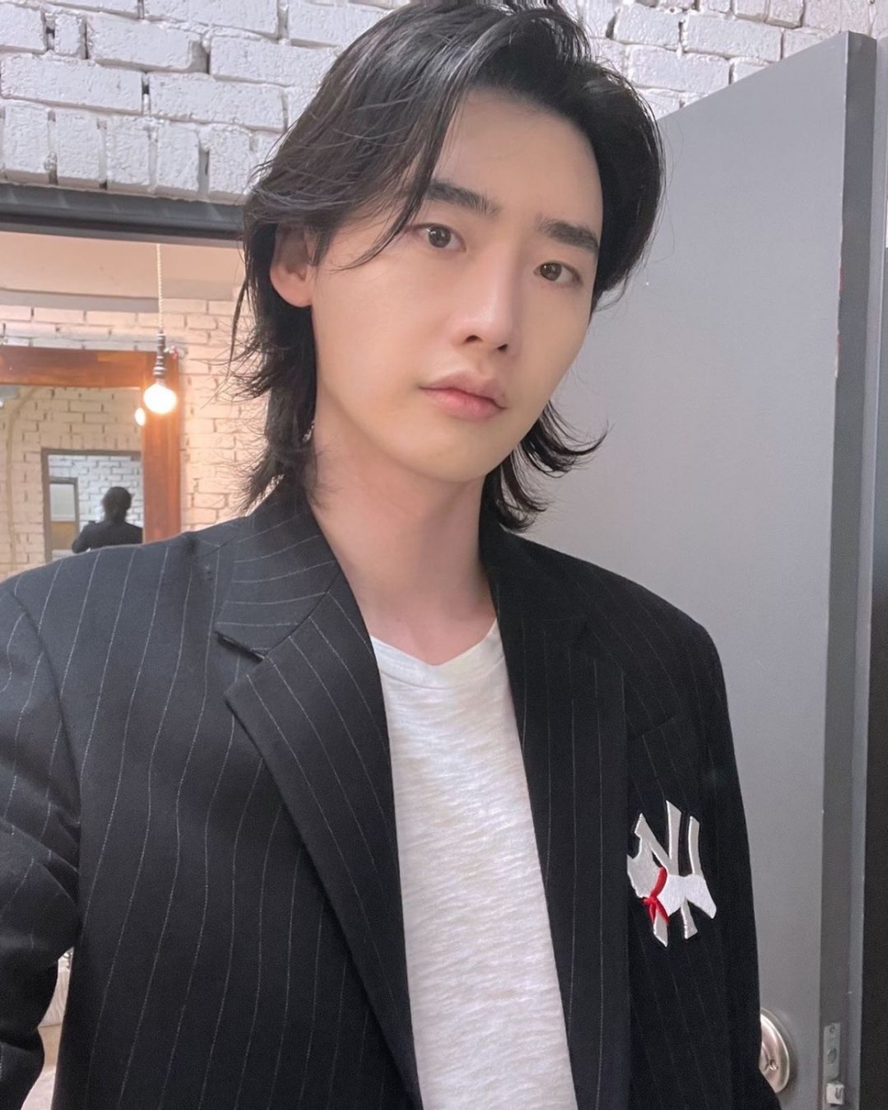 李鍾碩拍攝冷氣品牌「清涼美」畫報！閃亮小鹿眼+唯美長髮帥到粉絲難以冷靜❤