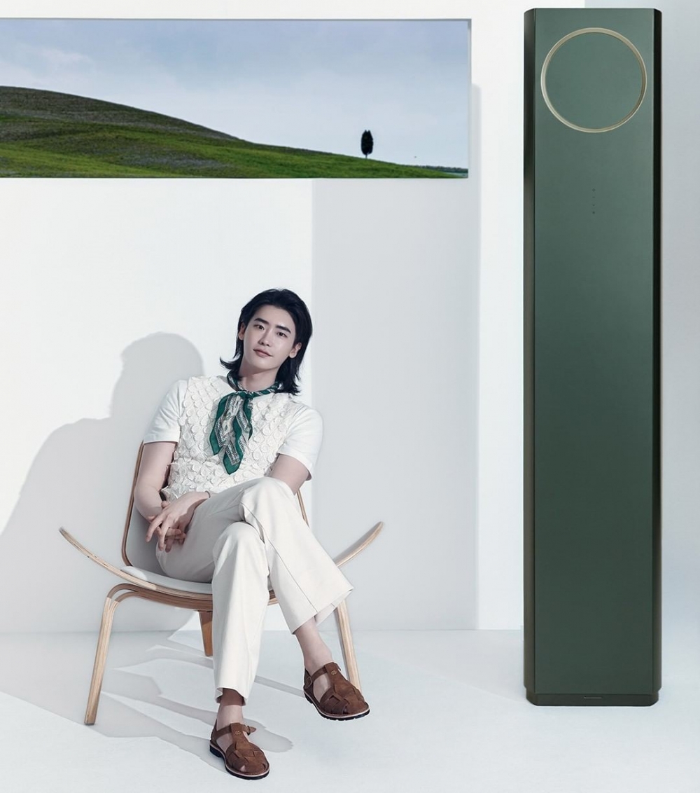 李鍾碩拍攝冷氣品牌「清涼美」畫報！閃亮小鹿眼+唯美長髮帥到粉絲難以冷靜❤