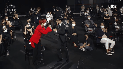 劉在錫出席57百想奪大賞！宋仲基、李昇基獻祝福卻有人「沒起身、鼓掌」引眾怒：別擺臭架子