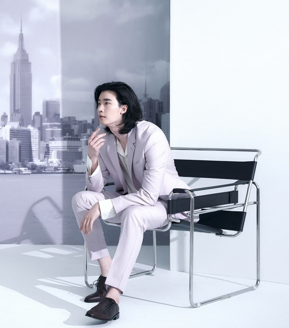 李鍾碩拍攝冷氣品牌「清涼美」畫報！閃亮小鹿眼+唯美長髮帥到粉絲難以冷靜❤