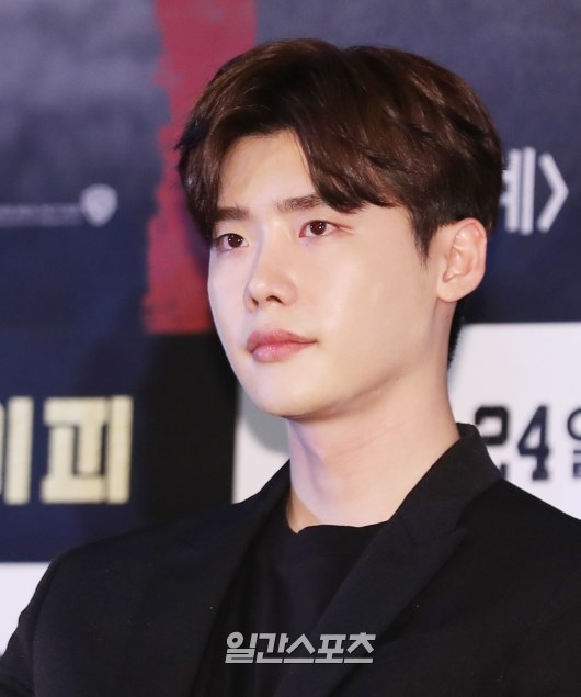 李鍾碩拍攝冷氣品牌「清涼美」畫報！閃亮小鹿眼+唯美長髮帥到粉絲難以冷靜❤