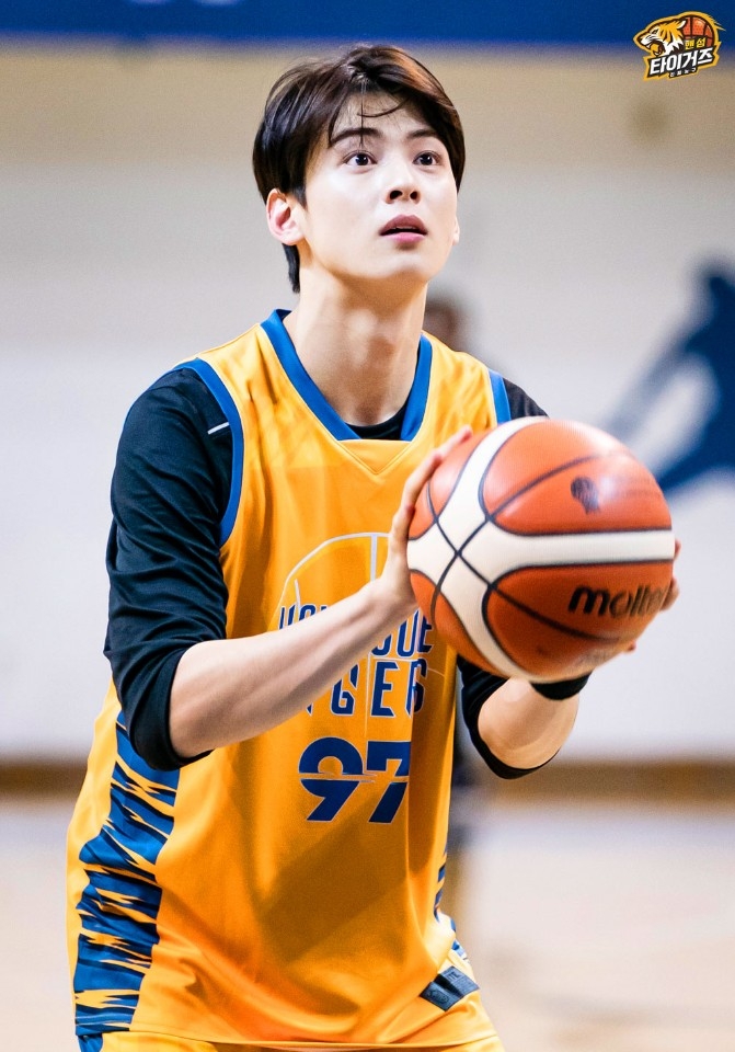 回顧車銀優出演《Handsome Tigers》帥氣打球英姿像在拍戲