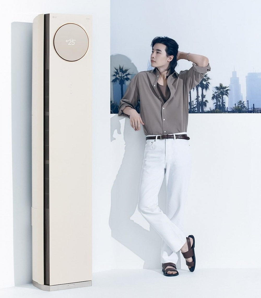 李鍾碩拍攝冷氣品牌「清涼美」畫報！閃亮小鹿眼+唯美長髮帥到粉絲難以冷靜❤