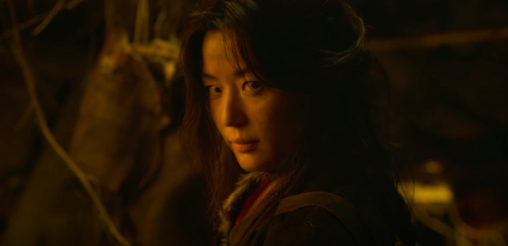 全智賢在《屍戰朝鮮2》飾演神秘女子「雅信」