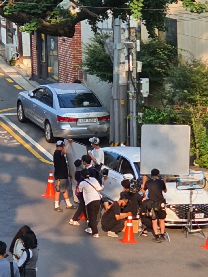 黃寅燁Netflix《安娜拉蘇瑪娜拉》拍攝地巧撞《女神降臨》！網逗趣回：啥時才畢業？