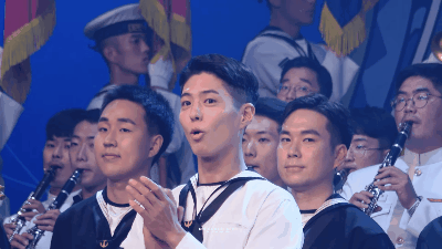 朴寶劍「海軍活招牌」主持音樂會炒熱氣氛!喊出安口模樣萌翻粉