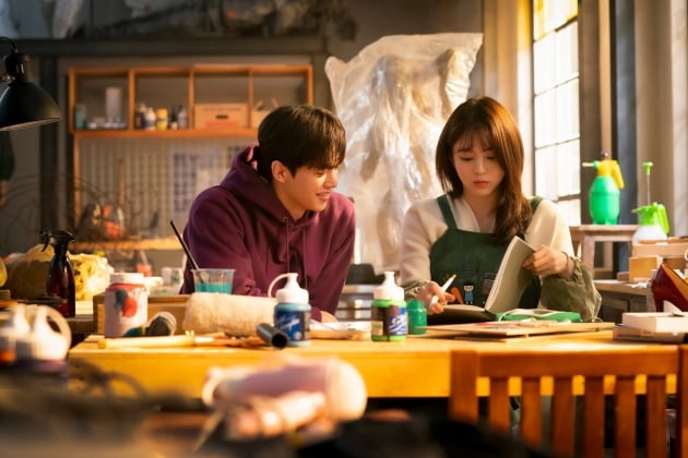 JTBC新劇《無法抗拒的他》主演CP劇照