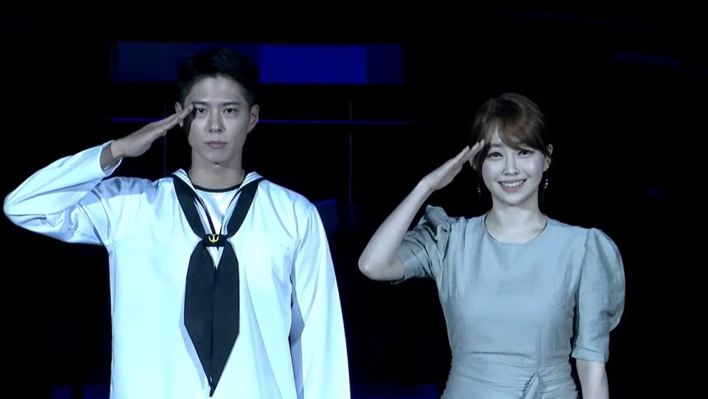 朴寶劍「海軍活招牌」主持音樂會炒熱氣氛!喊出安口模樣萌翻粉