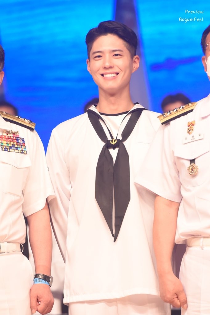 朴寶劍「海軍活招牌」主持音樂會炒熱氣氛!喊出安口模樣萌翻粉