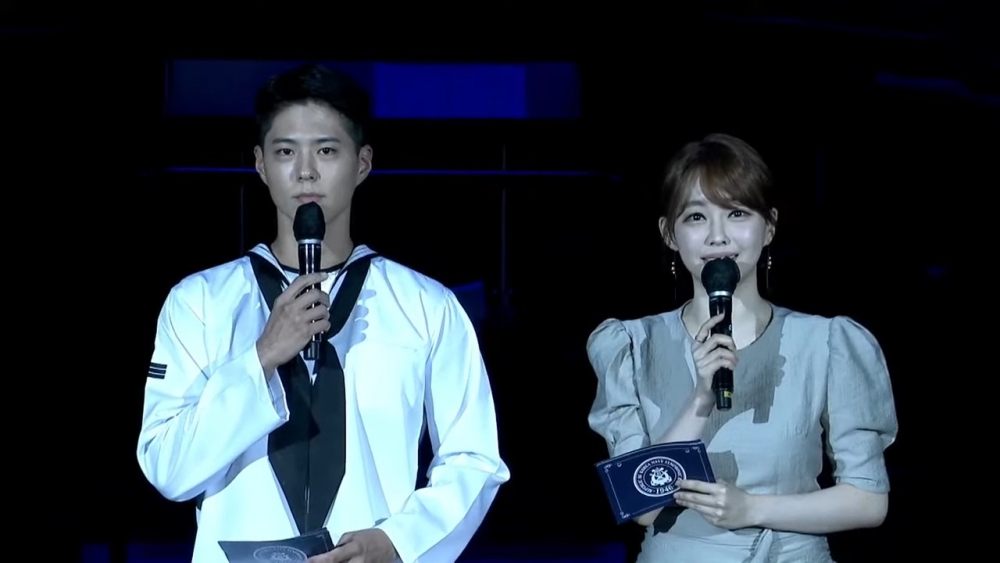 朴寶劍「海軍活招牌」主持音樂會炒熱氣氛!喊出安口模樣萌翻粉