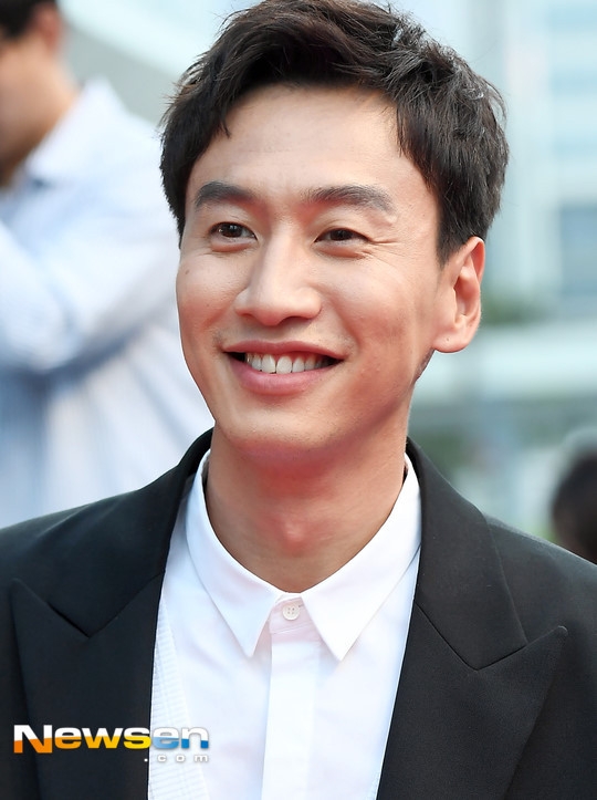 《Running Man》親自公開李光洙「爆笑合輯」!詭異感謝表情、噴滿臉巧克力等笑料不斷經典場面~